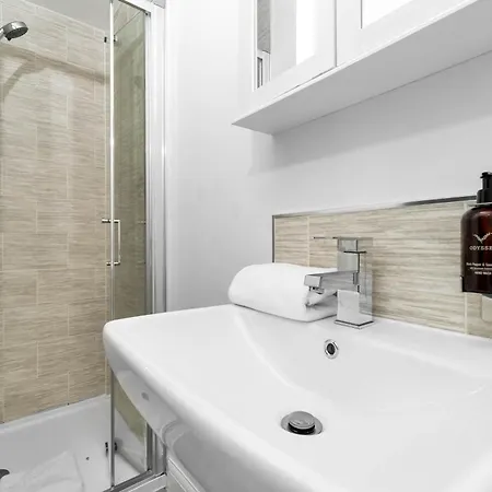 Dom wakacyjny Lavish 3 Bedroom House With Ensuite And Parking By Azura Nights