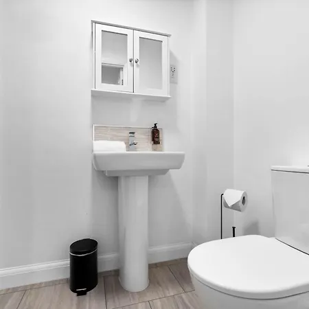 Lavish 3 Bedroom House With Ensuite And Parking By Azura Nights Dom wakacyjny Birmingham