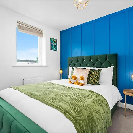 Lavish 3 Bedroom House With Ensuite And Parking By Azura Nights *