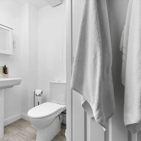 Lavish 3 Bedroom House With Ensuite And Parking By Azura Nights * Birmingham