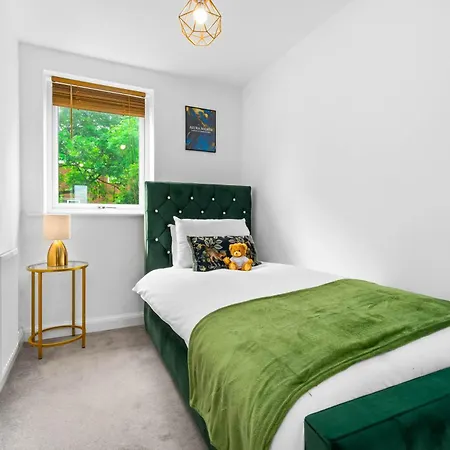 Lavish 3 Bedroom House With Ensuite And Parking By Azura Nights Dom wakacyjny *